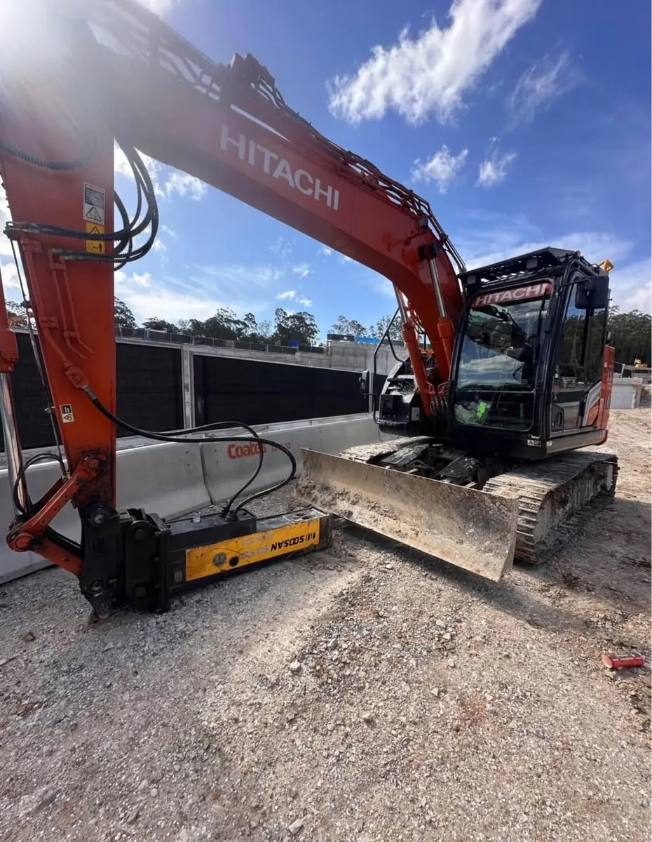 14 tonne Hitachi excavator with a hydraulic hammer on a Sydney site