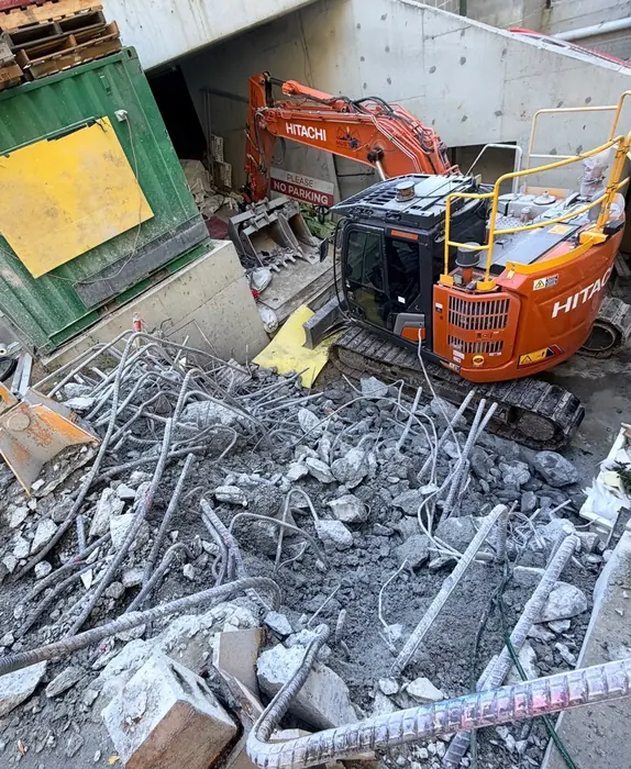 14 tonne Hitachi breaking out reinforced concrete on a confined site